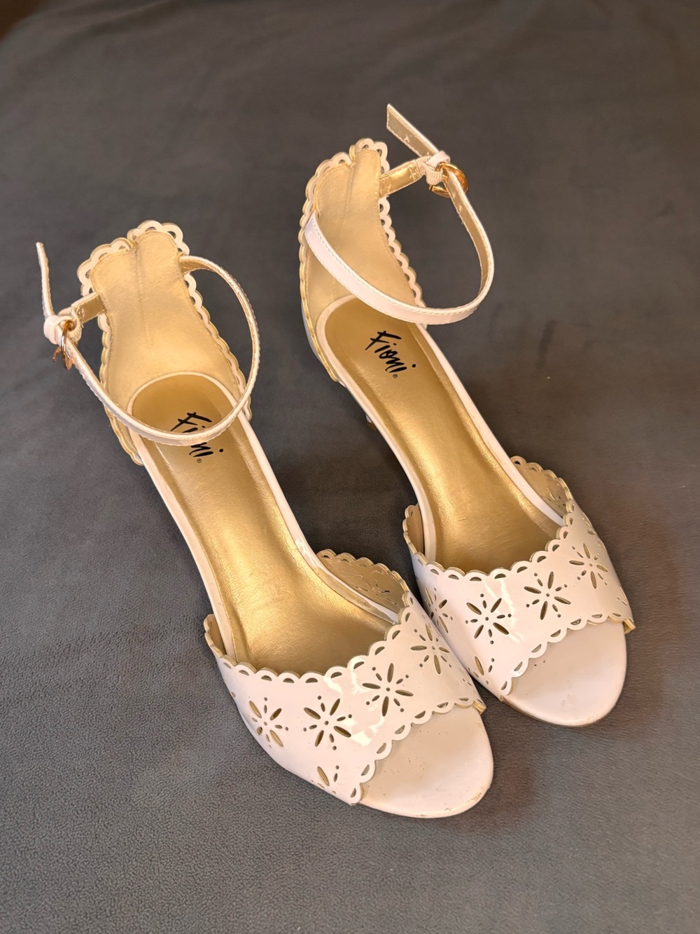 Fiomi White Scalloped Detail Kitten Heels Size 8